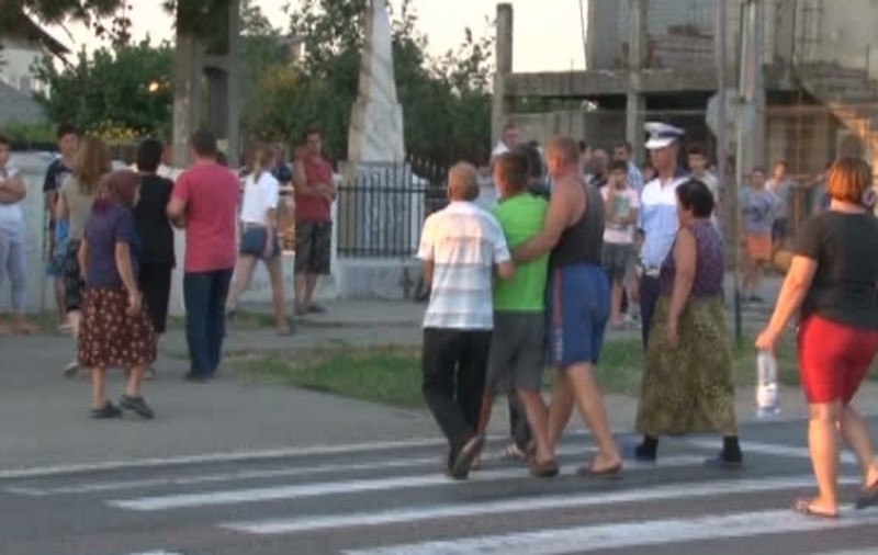 O fetiţă de 10 ani din Prahova, spulberată de un TIR sub ochii fratelui mai mare