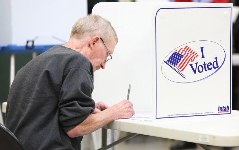 Un bărbat își exprimă opțiunea electorală, într-o secție de votare de pe Coasta de Est a SUA