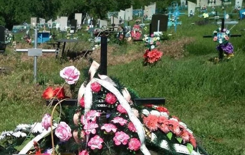 FOTO | Un basarabean s-a spânzurat de crucea soției sale moarte, într-un cimitir din raionul Căușeni