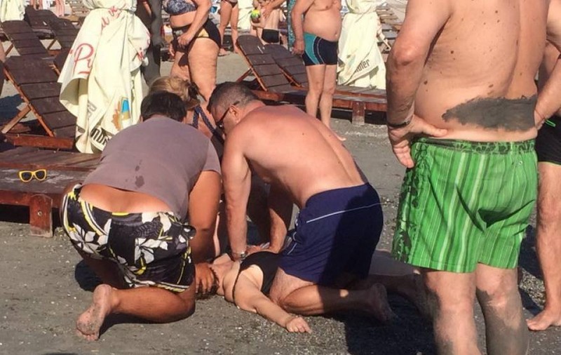 O femeie, resuscitată minute în şir pe plajă, după ce a intrat în mare, la Mamaia
