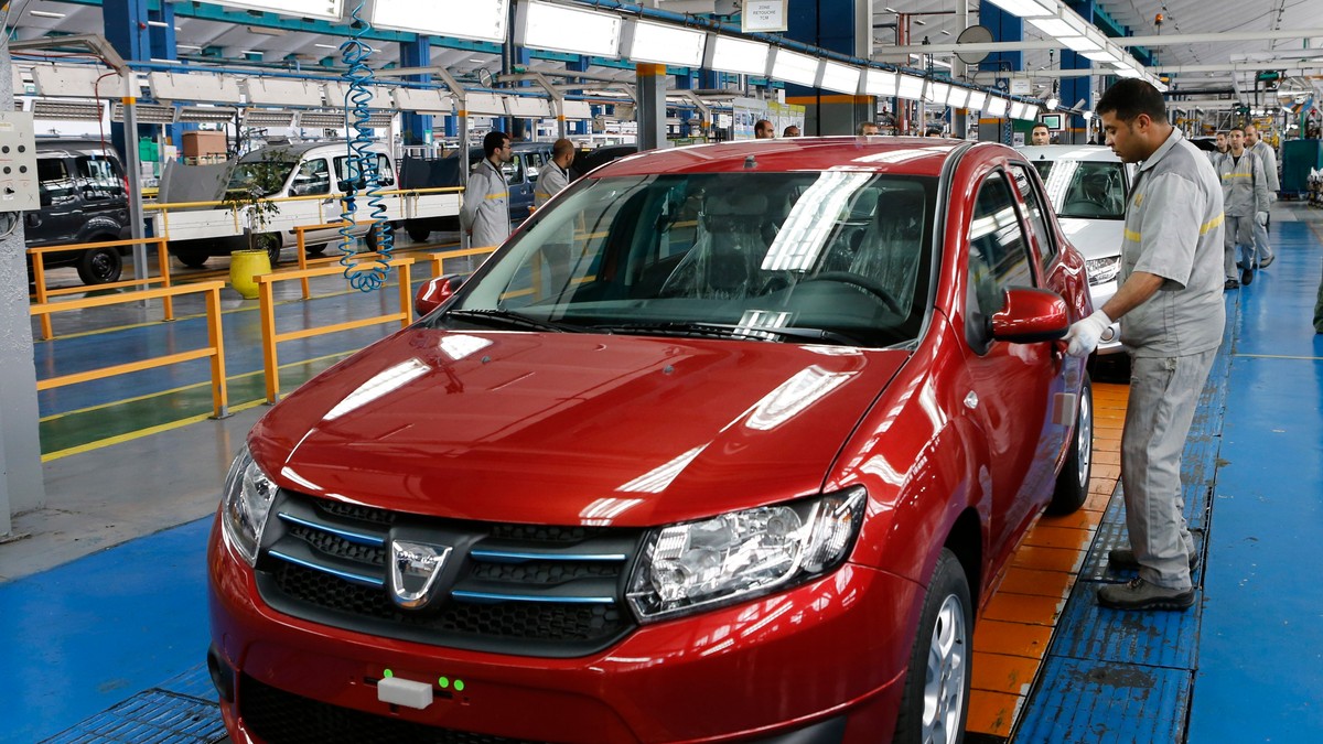 Un autoturism Dacia se află pe linia de asamblare.