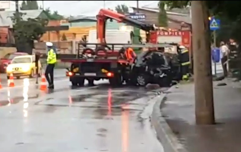 Două mașini s-au luat la întrecere pe Șoseaua Fundeni și au făcut accident