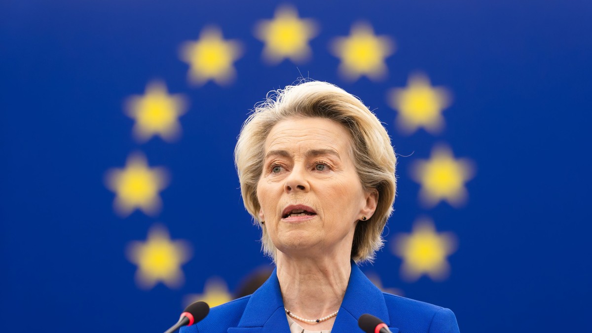 Ursula von der Leyen vorbind în fața Parlamentului European.