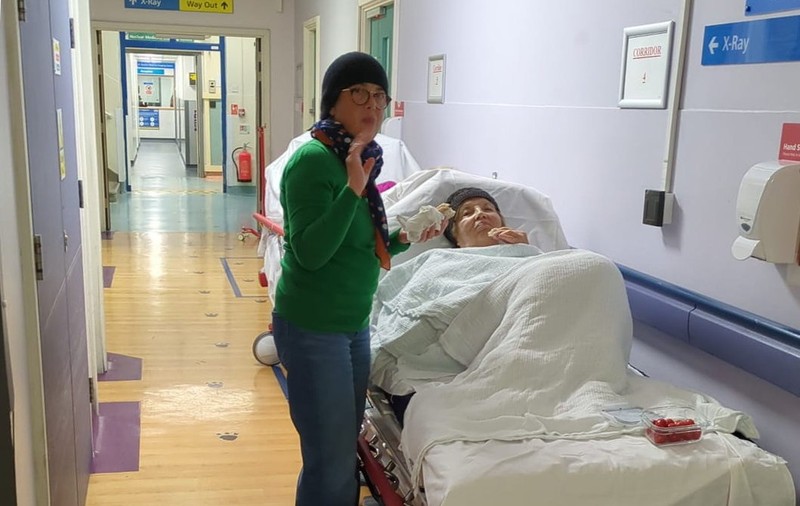 Bunică română de 86 de ani, lăsată să aștepte 25 de ore pe holurile unui spital din Londra, după ce a suferit un atac de cord