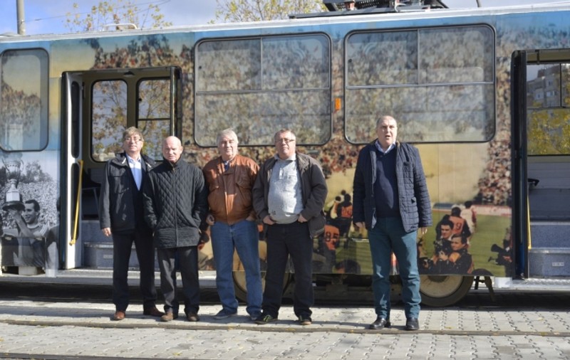 Fostele glorii ale Craiovei Maxima s-au plimbat cu tramvaiul pentru a mobiliza fanii să vină la derbyul cu Dinamo / VIDEO