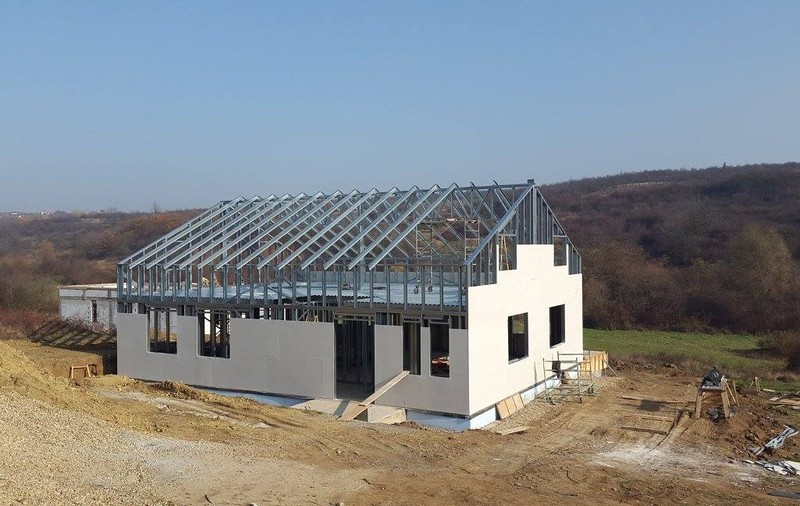 Care sunt riscurile ascunse ale caselor de lemn și pe structură metalică. Expert: „Vorbim de sume care deja contează”
