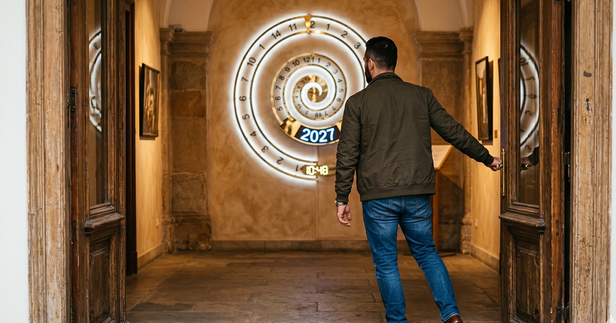 Un bărbat deschide o ușă iar în fața sa e un ceas in formă de spirală pe care scrie 2027.