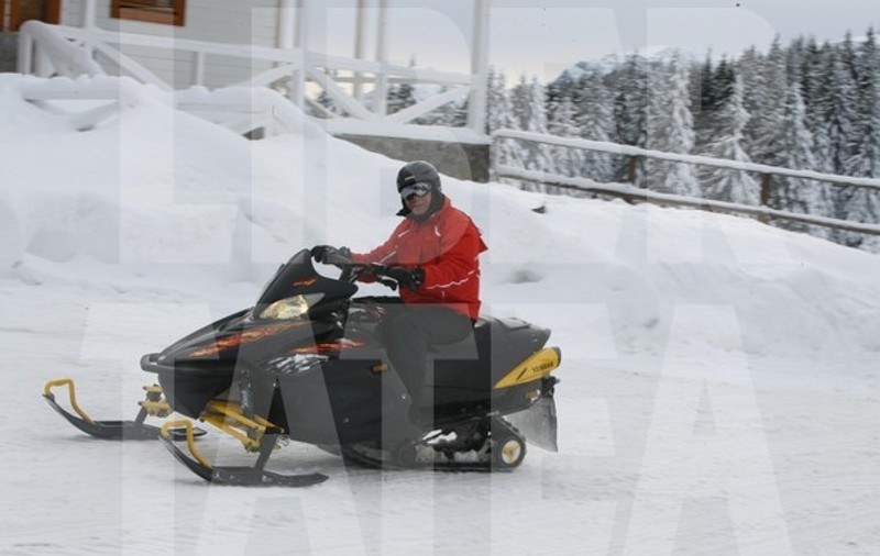 De două zile, preşedintele Traian Băsescu se DISTREAZĂ cu snowmobilul pe pârtia din Predeal!
