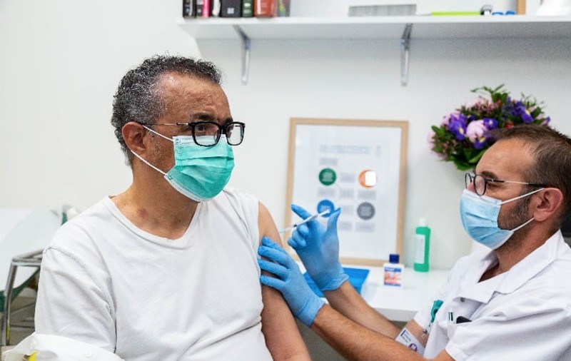 Directorul OMS s-a vaccinat împotriva Covid-19. Ce mesaj a transmis