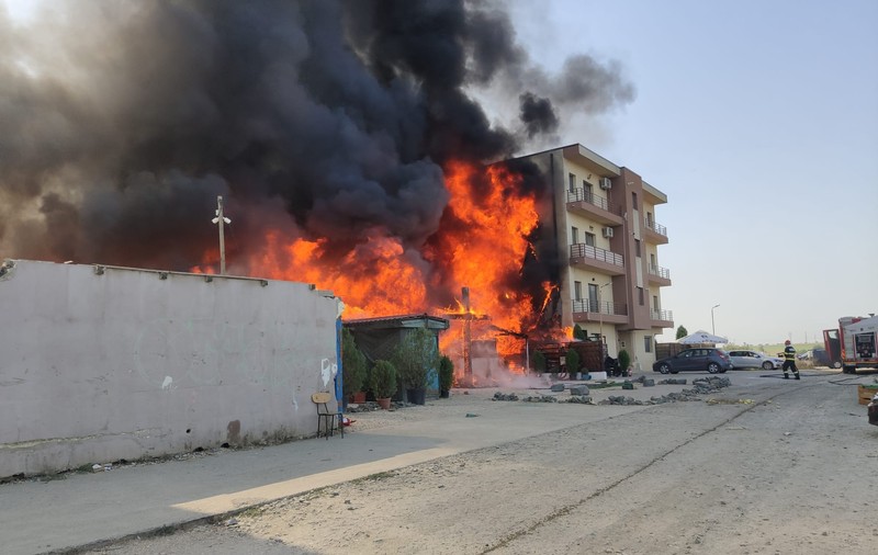 Incendiu violent la o biserică din Constanța. Flăcările s-au extins la un bloc de locuințe