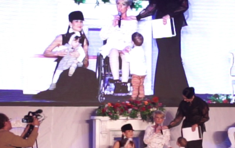 VIDEO EXCLUSIV/ Tinere imoblizate în scaune cu rotile au defilat la Atipic Beatuy Gala. "Evenimentul ne dă aripi să zburăm, nu să mergem"
