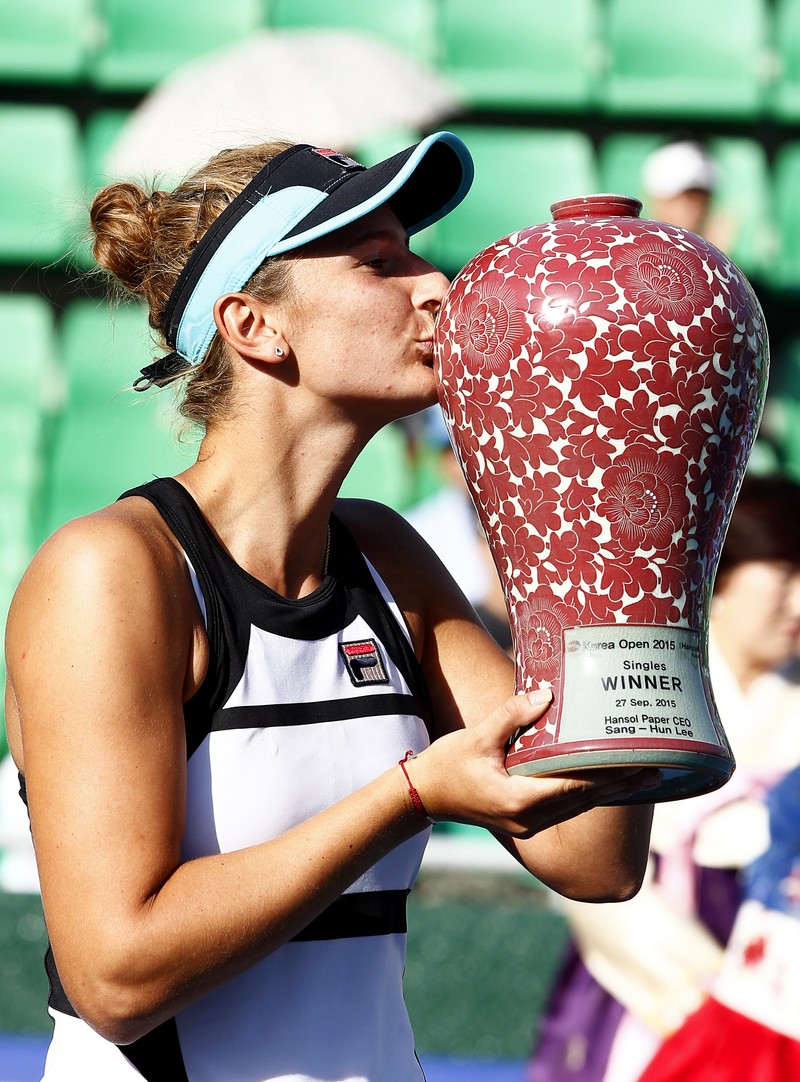 epa04951894 Irina-Camelia Begu of Romania kisses her trophy after defeating Aliaksandra Sasnovich of Belarus in their women's final match of the 2015 Korea Open tennis tournament at Olympics Park in Seoul, South Korea, 27 September 2015. Begu won 6-3 and 6-1. EPA/JEON HEON-KYUN