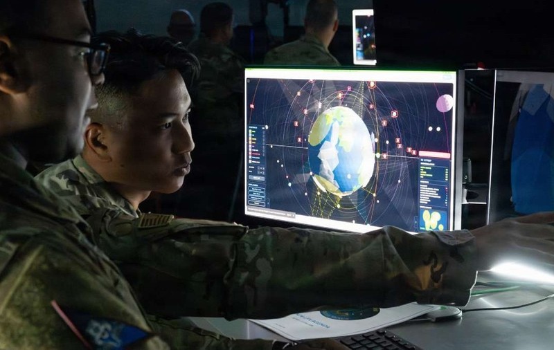 O echipă Space Force monitorizează situația orbitală actuală.