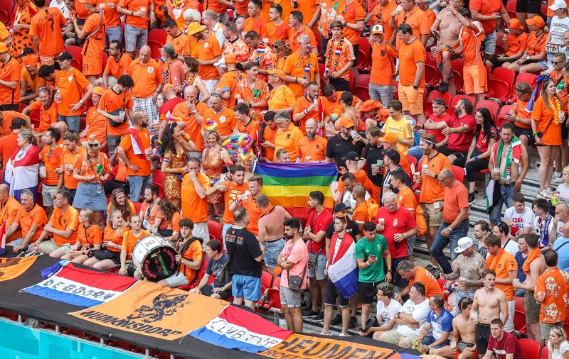 Poliția ungară a confiscat steagurile LGBT ale suporterilor, înaintea meciului Olanda-Cehia de la Euro 2020