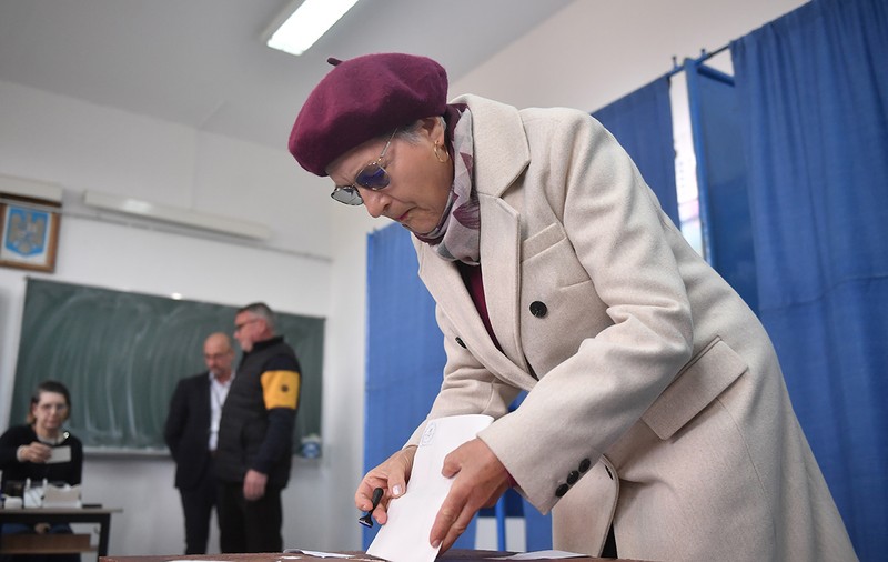 Societatea civilă a învins - nu chiar! Cei care au contribuit decisiv sunt, culmea, bunicii și nepoții 