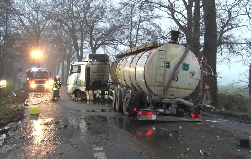 O șoferiță de TIR de 20 de ani a lovit trei copaci, după ce a acroșat-o alt camion. Al doilea șofer nici n-a oprit să vadă dacă fata mai trăiește