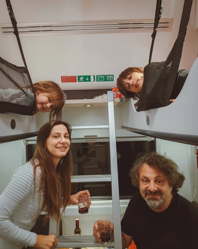 Dana Rogoz, vacanță de neuitat. Cum arată hotelul din Copenhaga în care s-a cazat cu familia: „Seamănă cu o cușetă de tren”