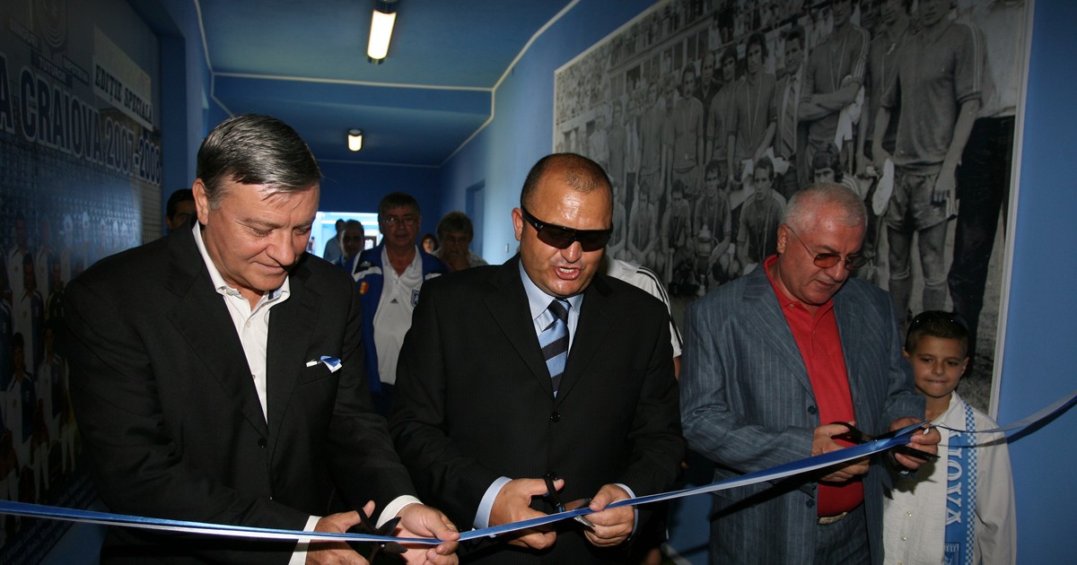 Mircea Sandu, stânga, Adrian Mititelu, mijloc, și Dumitru Dragomir, dreapta, pe vremea când tăiau panglica la stadionul Ion Oblemenco