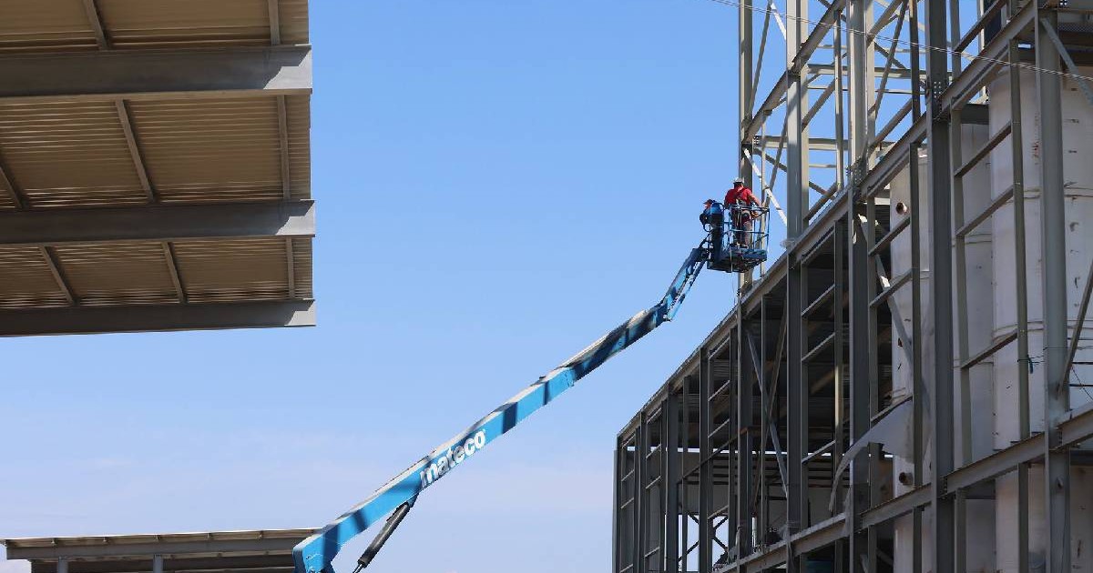 Un muncitor în timp ce lucrează la construcția fabricii din Zona Liberă Galați