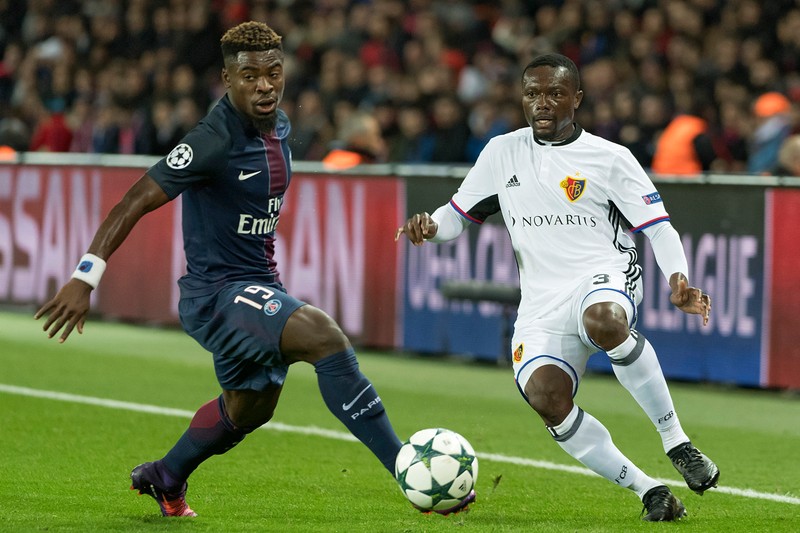 epa05592532 PSG's Serge Aurier (L) and Basel's Adama Traore (R) vie for the ball during the UEFA Champions League group A soccer match between Paris Saint Germain (PSG) and FC Basel at Parc des Princes stadium in Paris, France, 19 October 2016. EPA/GEORGIOS KEFALAS