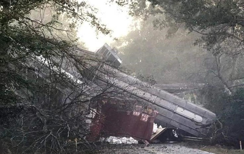 Tren deraiat în Georgia, SUA. 30 de vagoane, unele încărcate cu gaz propan au ajuns pe carosabil și un oraș întreg a fost evacuat
