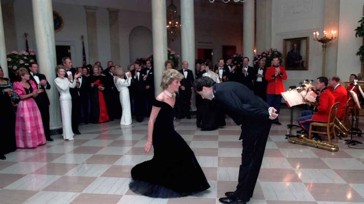 Rochia purtată de prințesa Diana la dineul de la Casa Albă, unde a dansat cu John Travolta, scoasă la licitație. Suma la care este evaluată ținuta