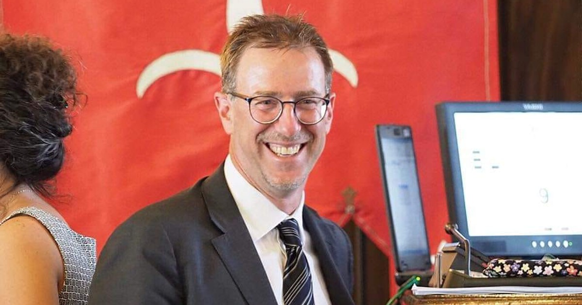 Un politician din Italia a aruncat la gunoi păturile unui român fără adăpost