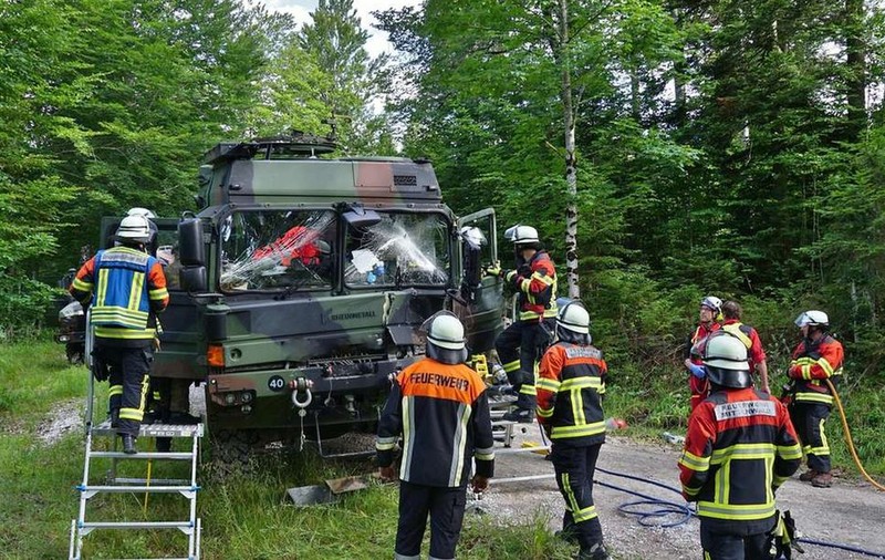 Doi bicicliști au provocat un accident masiv într-un convoi militar, în Germania