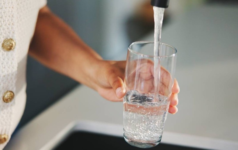 Pentru adulți, EFSA menține ca recomandări 2 litri pentru femei și 2,5 litri pentru bărbați. Fotografie cu caracter ilustrativ. Foto: Shutterstock.