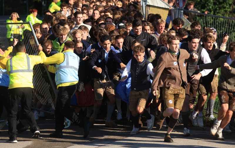Mii de oameni au rupt-o la fugă spre berării, când s-au deschis porțile Oktoberfest 2024, la München | VIDEO