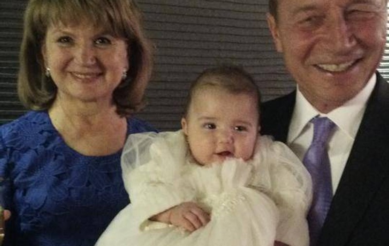 ZÂMBETUL EI ÎL TOPEŞTE PE PREŞEDINTE! Iată CÂT DE FERICIT este Traian Băsescu cu nepoţica lui în braţe! FOTO