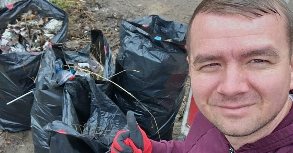Gabriel spune că lucrează voluntar cât e fiul lui la fizioterapie sau sâmbata ori duminica. Foto Facebook