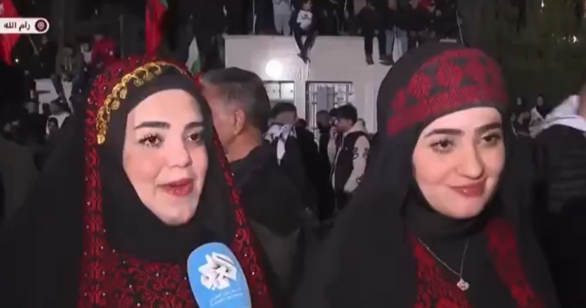 Raghad (dreapta) este tânăra palestiniană care s-a născut când tatăl ei era în închisoare