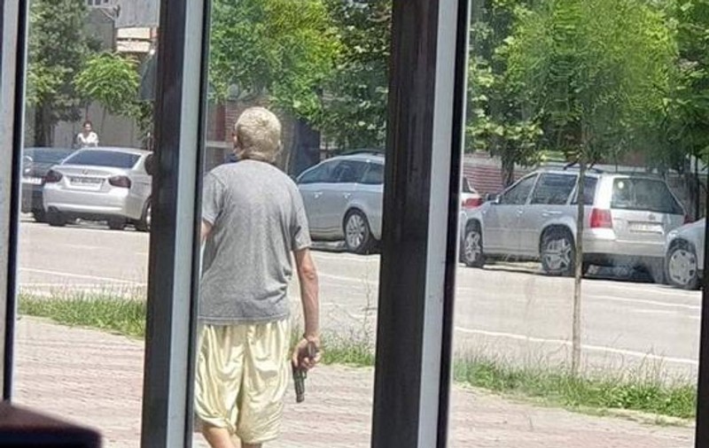 Un bărbat s-a dus la un bar din Rovinari cu un pistol de jucărie. Poliția a descoperit incidentul după o postare pe Facebook a unui client!