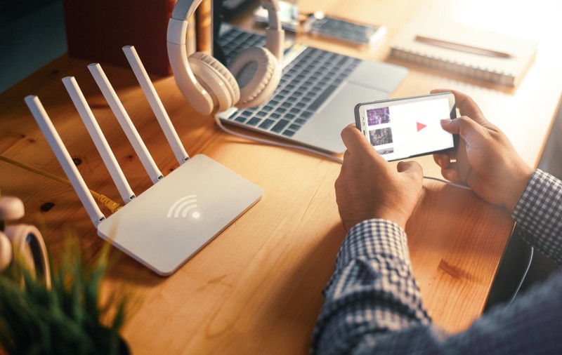 România, țara cu cea mai rapidă viteză la internet din Europa de Est, are cei mai mulți cetățeni din UE care nu-și permit o astfel de conexiune