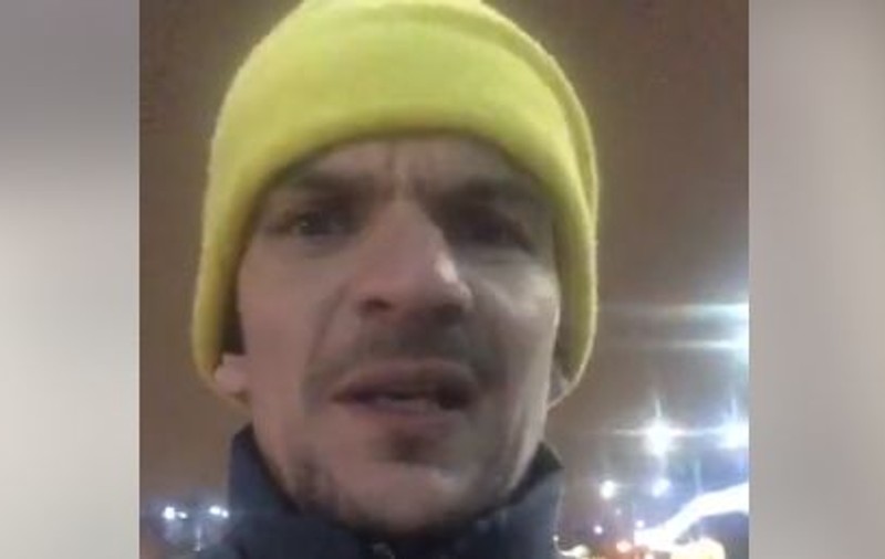 VIDEO / Tudor Chirilă, legitimat de un jandarm băut în Piața Victoriei. "Nu ne daţi cu gaze, nu?"