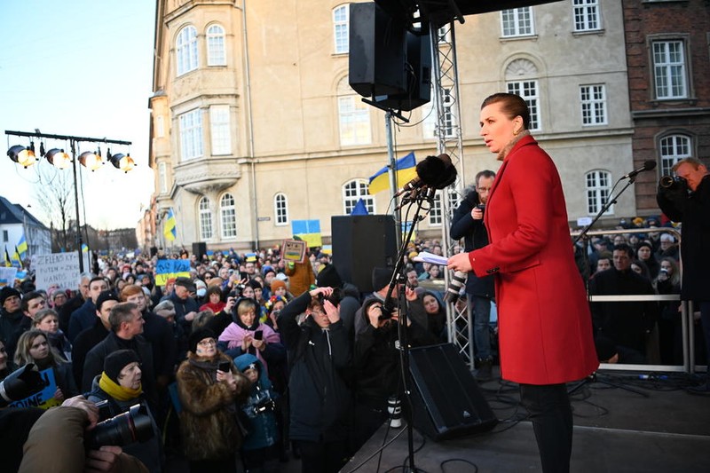 Prim-ministrul danez, Mette Frederiksen, se adresează participanților la un protest față de războiul din Ucraina, în fața Ambasadei Rusiei de la Copenhaga, sâmbătă 27 februarie | Foto: EPA