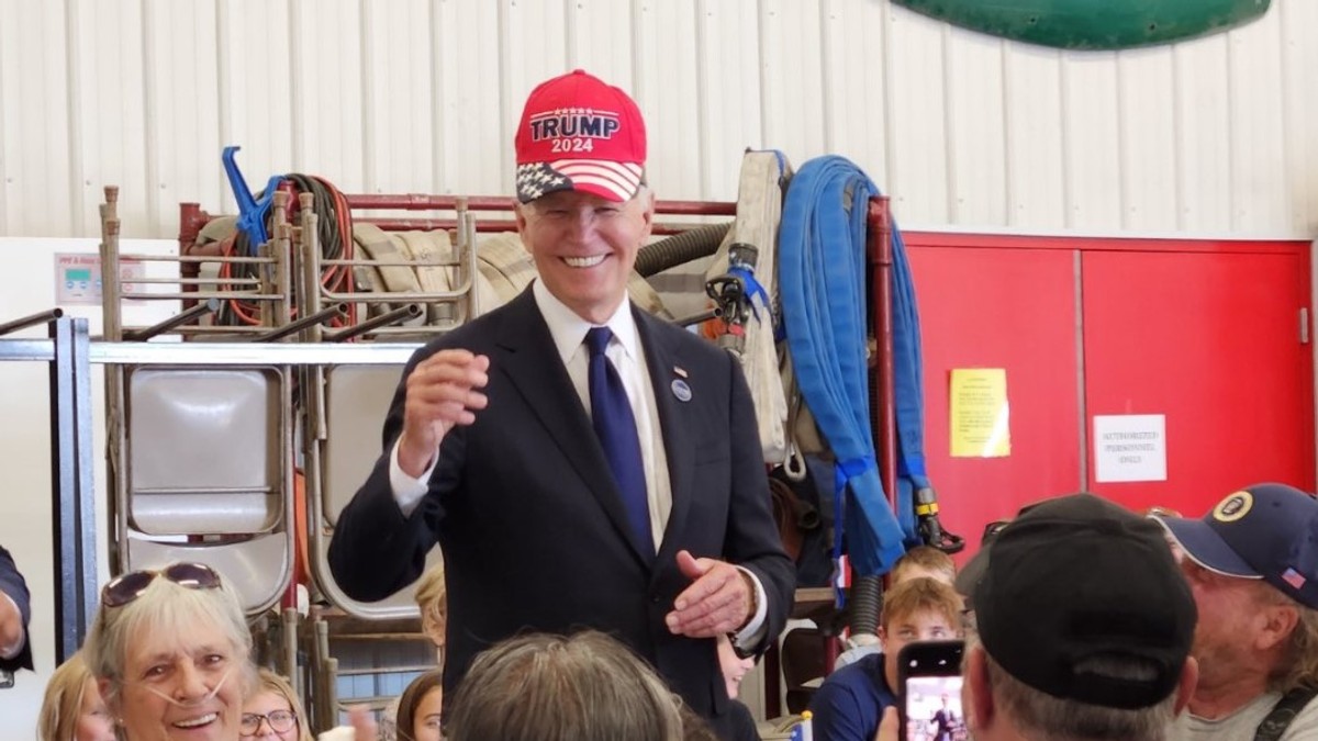 Joe Biden surprins în timp ce poartă o șapcă „Trump 2024” oferită de un simpatizant al lui Donald Trump Foto X @TrumpWarRoom