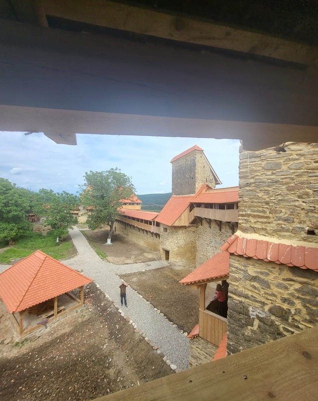 Saschiz, satul din Transilvania făcut celebru de regele Charles, se dezvoltă cu fonduri europene. Pasajul subteran secret care leagă satul de cetatea de refugiu, pe lista investițiilor