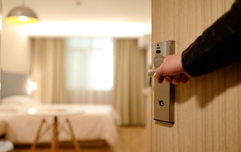 Soluții pentru a folosi energia regenerabilă și a ajuta hotelurile să își scadă costurile de operare