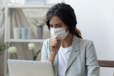 Dacă tusea nu trece după 14 zile, este nevoie de un tratament pentru acest simptom. Foto: Shutterstock