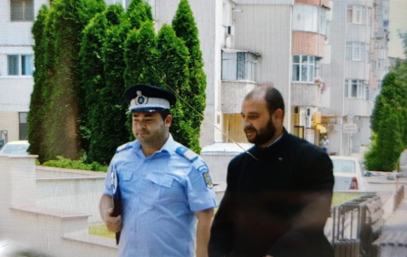 Preotul Ionuț Ursac din Deleni care ar fi apărut în filmulețele intime cu fostul episcop al Hușilor, audiat la Tribunalul Vaslui/ FOTO