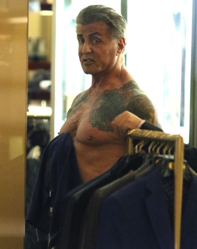Sylvester Stallone s-a dezbrăcat într-un magazin de haine din New York. Cum arată actorul la 73 de ani