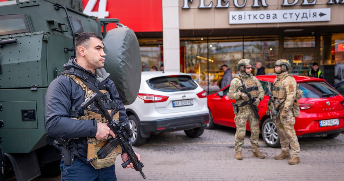 Militari ucraineni în fața supermarket-ului atacat de un terorist în Kiev.