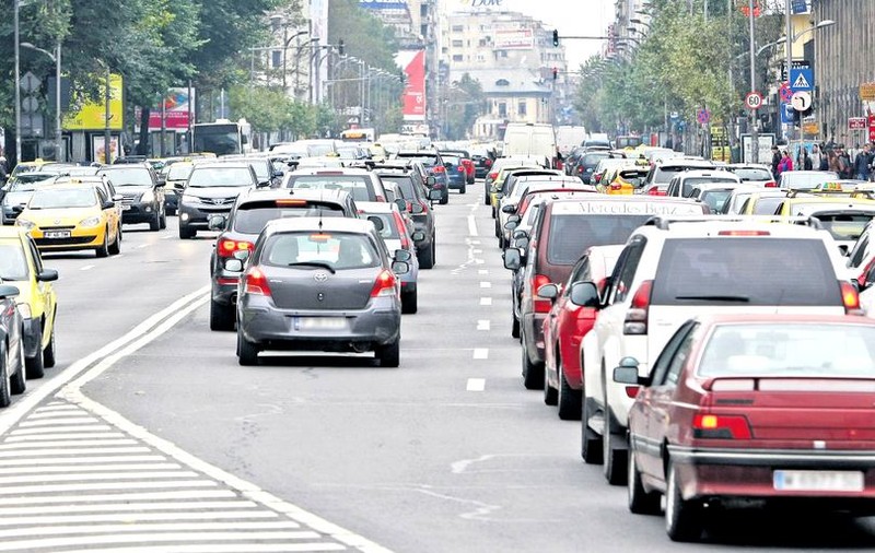Cum ai putea fi sancționat chiar și atunci când nu te vede polițistul că depășești pe linie continuă sau treci pe roșu