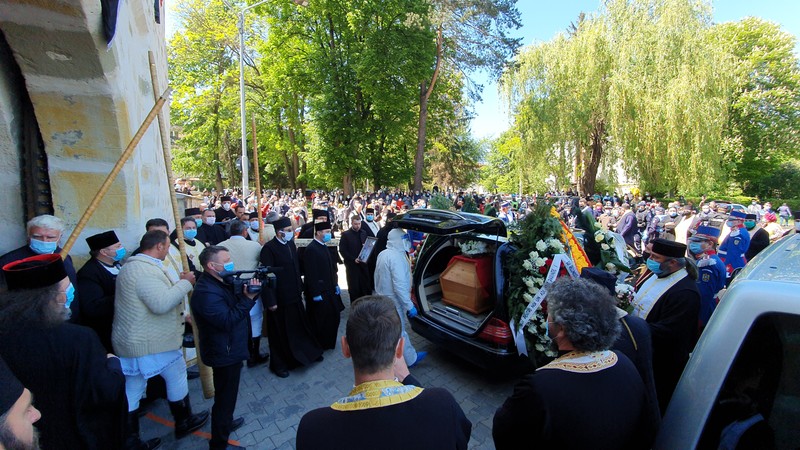 Aproximativ 1.500 de credincioși și zeci de fețe bisericești au luat parte la funeraliile lui IPS Pimen | Foto: Justin Gafiuc
