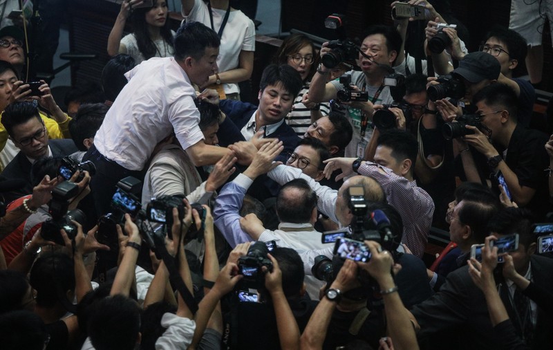 Bătaie în Parlamentul din Hong Kong. Mai mulți deputați au fost răniți / FOTO&VIDEO