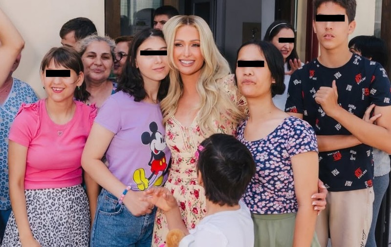 Paris Hilton a ajutat copiii nevoiași din Craiova. Primele declarații ale vedetei: „Am văzut cum arată speranța adevărată”