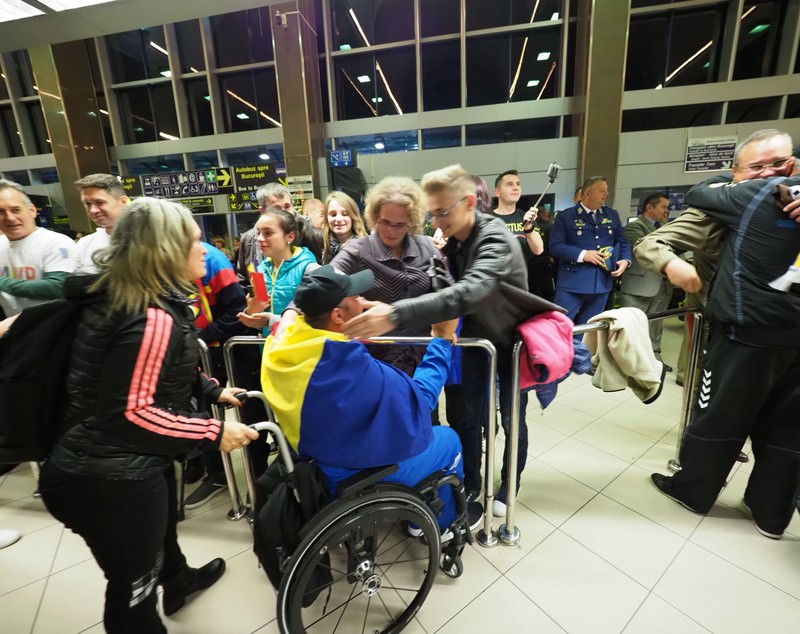 FOTO&VIDEO/ Încă o dată eroi! Învingătorii de la Jocurile Invictus, primiți cu aplauze la întoarcerea în țară