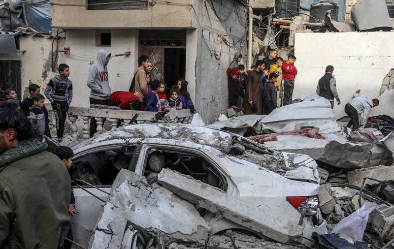 Bebeluș salvat de sub dărâmăturile din Fâșia Gaza, după ce mama și sora fetiței au fost ucise într-un bombardament israelian nocturn. VIDEO